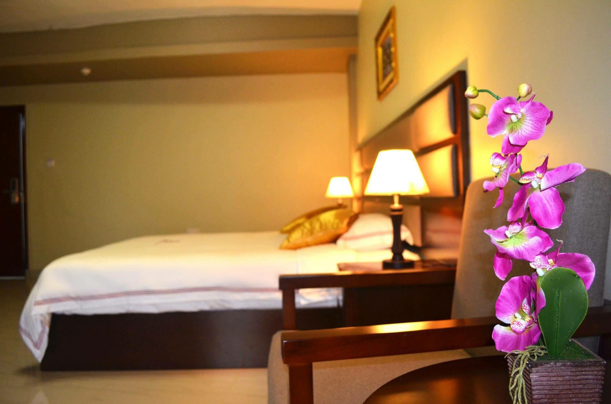Hillside Plaza Hotel Kampala Exterior photo