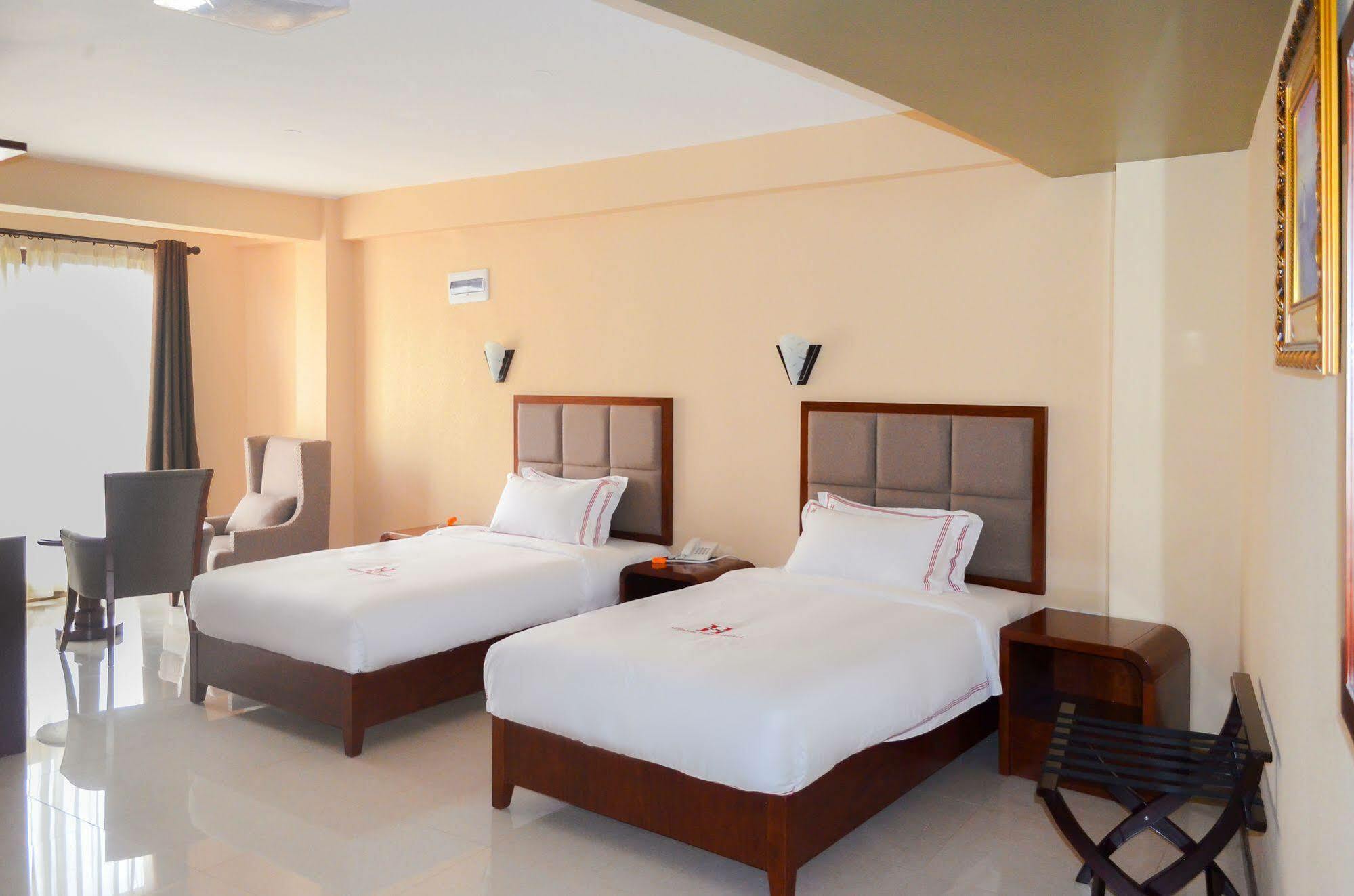Hillside Plaza Hotel Kampala Exterior photo